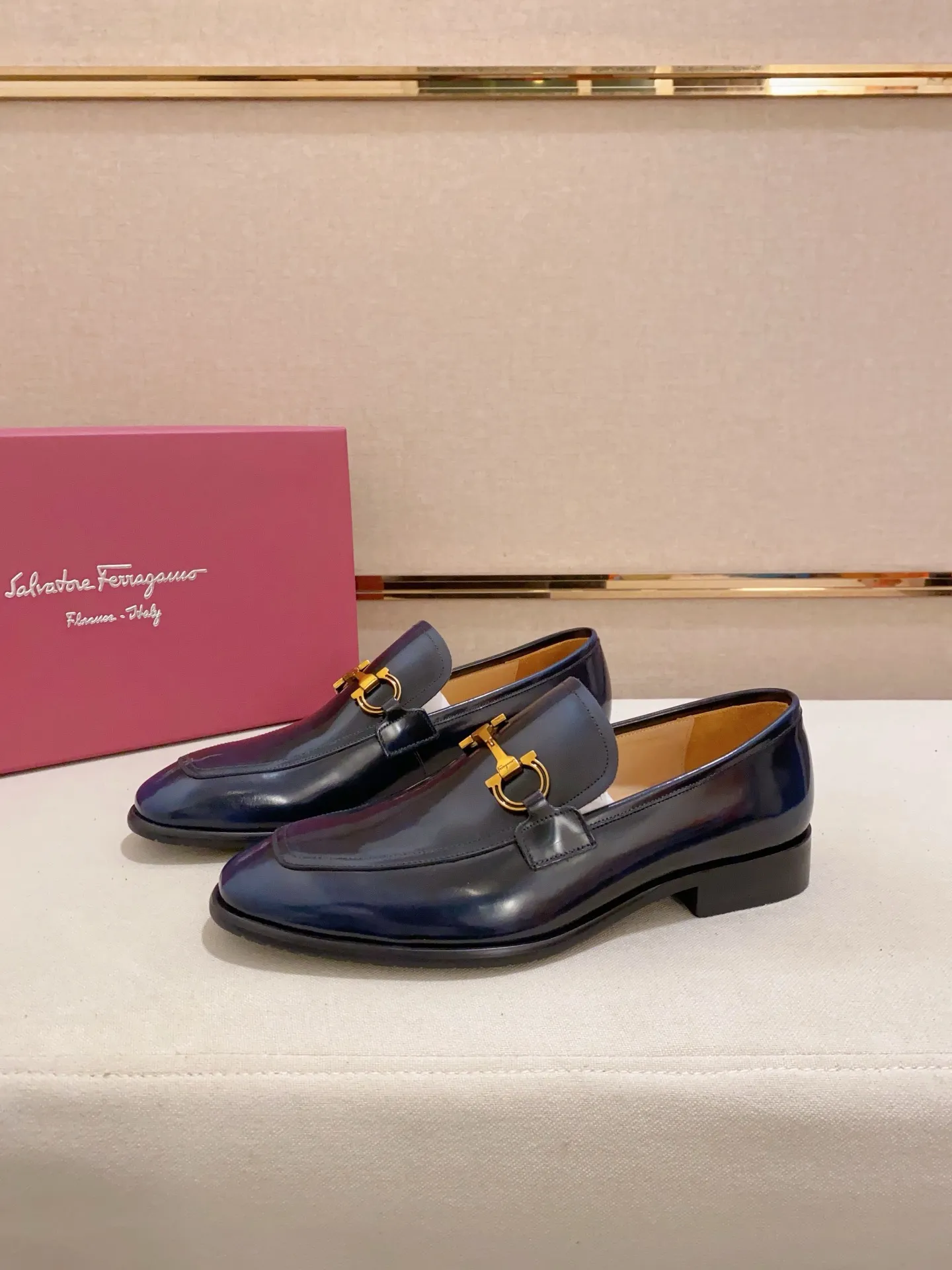 Men's shoes💰: 520💰 High version Ferragamo quality! 🆕🆕Exclusive hot-selling products in stock🔥🔥New products on the shelves, high-quality shoes, high-end driving shoes, with complete packaging! 💪 💪 Material: imported patented cowhide 🐂 + imported high-quality water-dyed cowhide lining + wear-resistant outsole 👍🏻👍🏻 Features: high-end and comfortable, purely handmade 🚀 🚀 Create the perfect shoes that suit you best 🔥 🔥 Size: (38-44) Can be customized 45 non-returnable!
